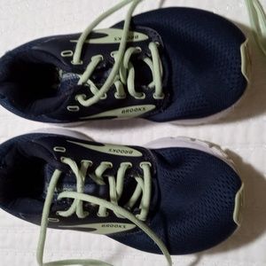 Brooks run running shoes, size 7.5 medium, womens